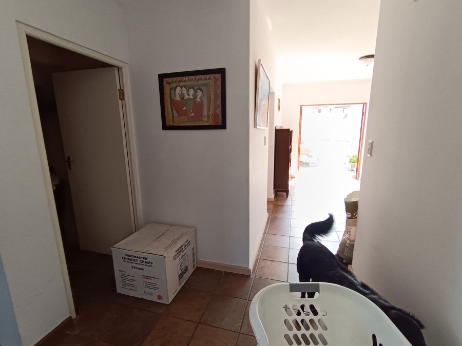 To Let 4 Bedroom Property for Rent in Hoogland Western Cape